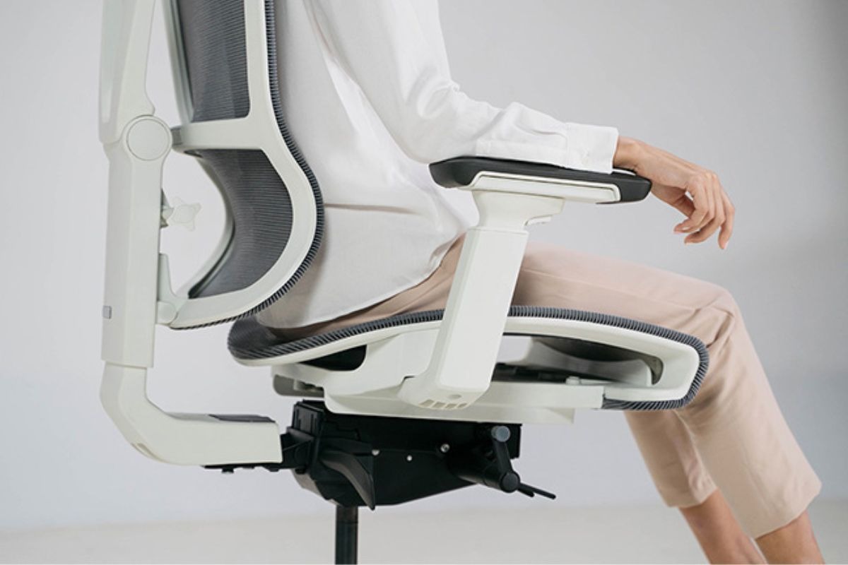 Tính năng tự động điều chỉnh độ cao, độ nghiêng và vị trí tựa lưng trên ghế công thái học giúp tạo ra tư thế ngồi chuẩn cho người dùng